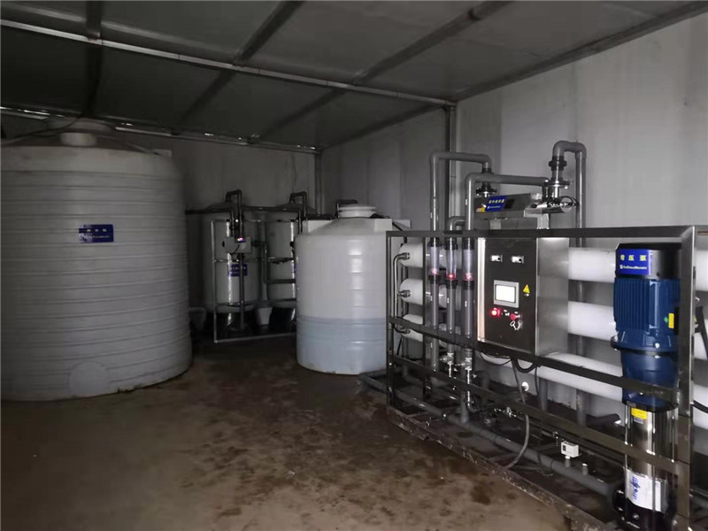 电渗析装置由那些部分组成？各部分的特点和功能是什么？